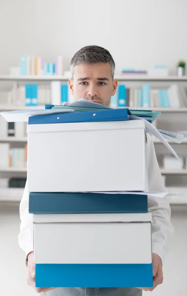 Frustrado empresario llevando cajas — Foto de Stock