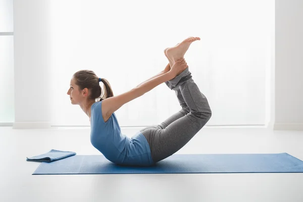 Vrouw die yoga beoefent — Stockfoto