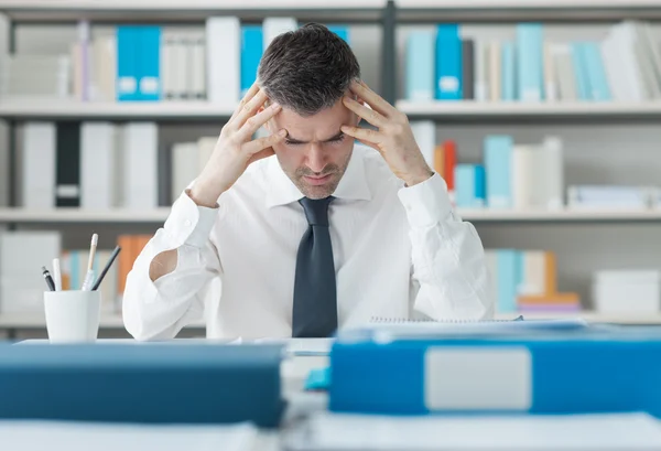 Homem e trabalho estressante — Fotografia de Stock