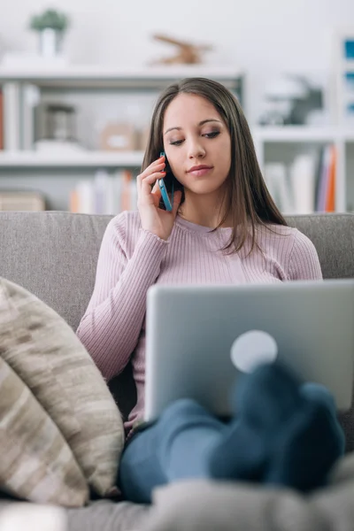 Flicka på telefonen — Stockfoto