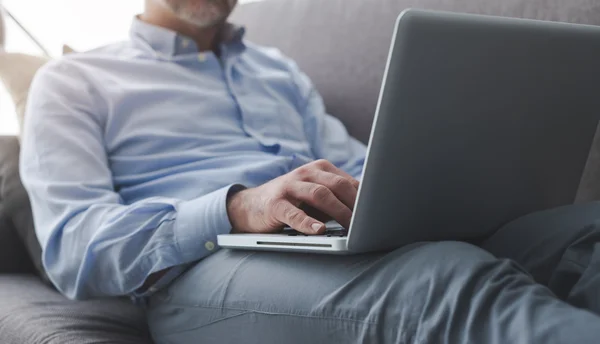 Lavorare dal divano — Foto Stock