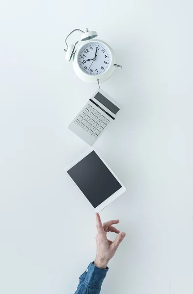 Casual biznesmen równoważenia zegar, kalkulator i cyfrowy tablet — Zdjęcie stockowe