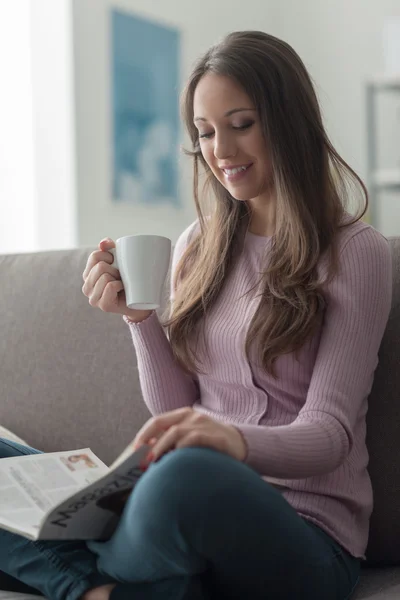 Flicka avkopplande hemma — Stockfoto