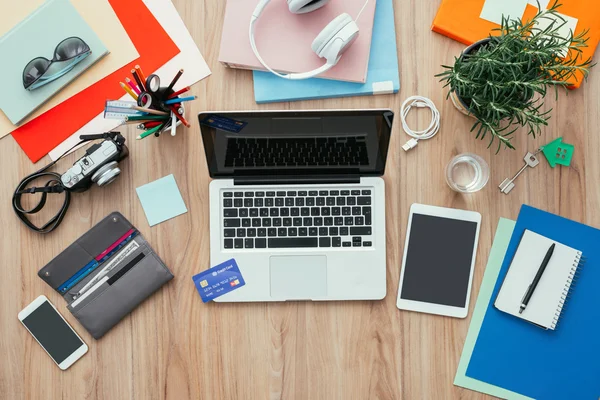 Business desktop with credit card — Stock Photo, Image