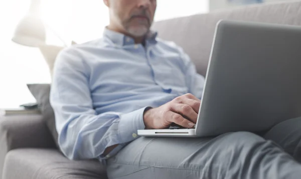 Geschäftsmann arbeitet vom Sofa aus — Stockfoto