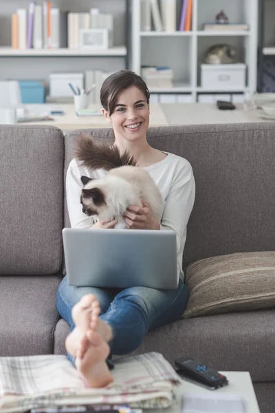 Femme câlinant son chat — Photo