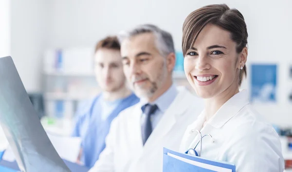 Medizinisches Team untersucht Röntgenbild — Stockfoto