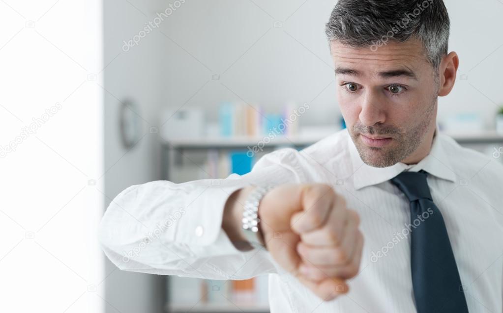 человек с будильником в руках. мужчина проверяет временем. человек показывает на часы фон. мужчина проверяет временем. Health coaching.