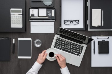 Ofis masasında çalışan bir iş adamı. 