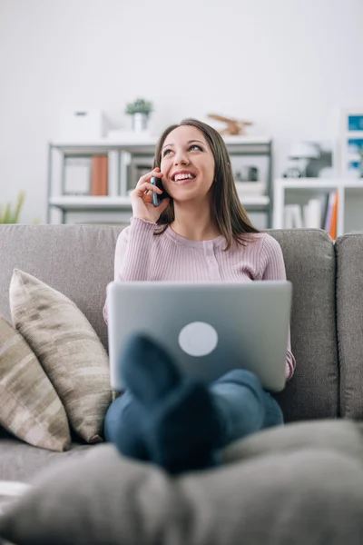 Flicka på telefonen — Stockfoto