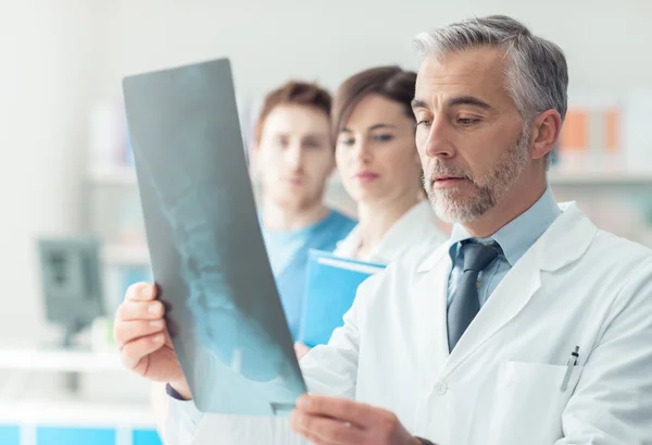 Medizinisches Team untersucht Röntgenbild — Stockfoto