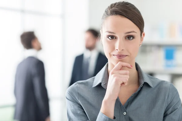 Selbstbewusste Geschäftsfrau mit der Hand am Kinn — Stockfoto