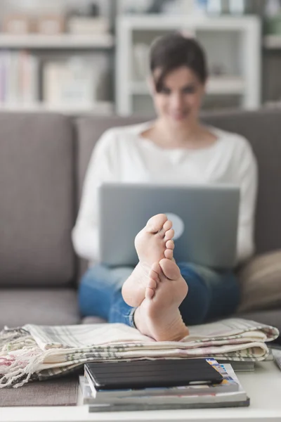 Femme relaxante sur le canapé — Photo