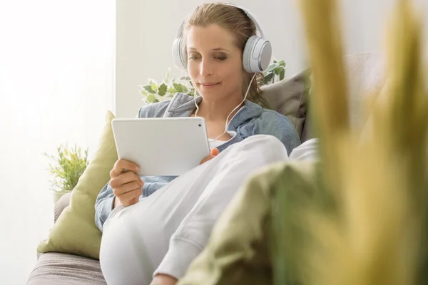 Frau mit digitalem Tablet — Stockfoto