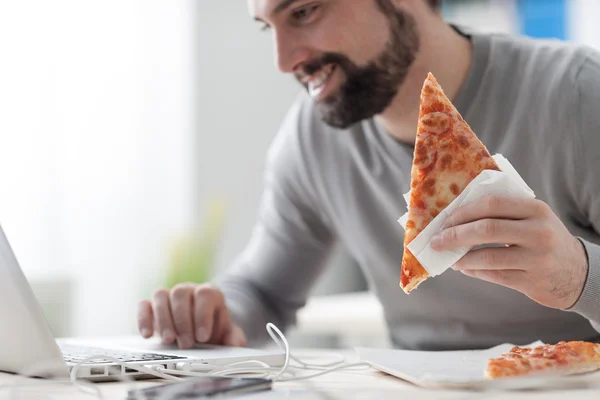 Man njuter av sin lunchrast — Stockfoto