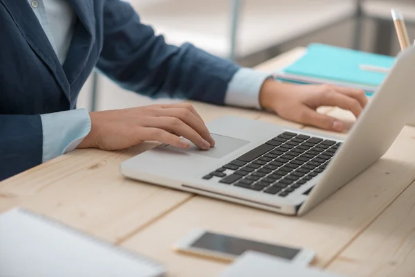 Berufstätige Geschäftsfrau bei der Arbeit — Stockfoto