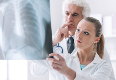 Sağlık personeli bir x-ray kontrol