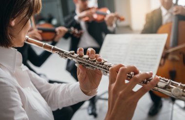 Oynayan profesyonel kadın flustist