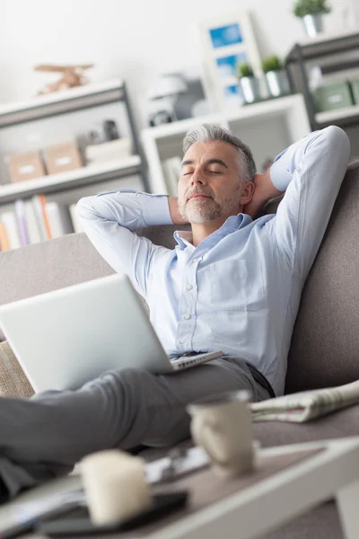 Mann entspannt sich zu Hause — Stockfoto