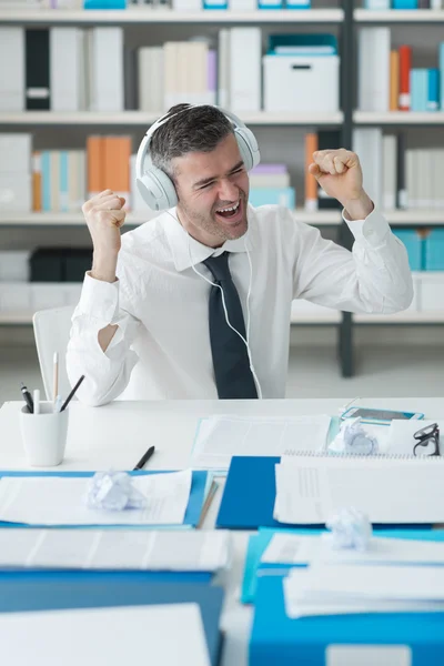 Fröhlicher Geschäftsmann, der Musik hört — Stockfoto