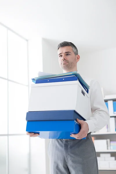 Selbstbewusster Geschäftsmann mit Kisten — Stockfoto