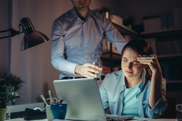 Mannen tröstande hans partner — Stockfoto