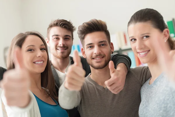 Glada vänner med tummen upp — Stockfoto