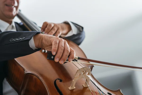 Professionele cellist uitvoeren — Stockfoto