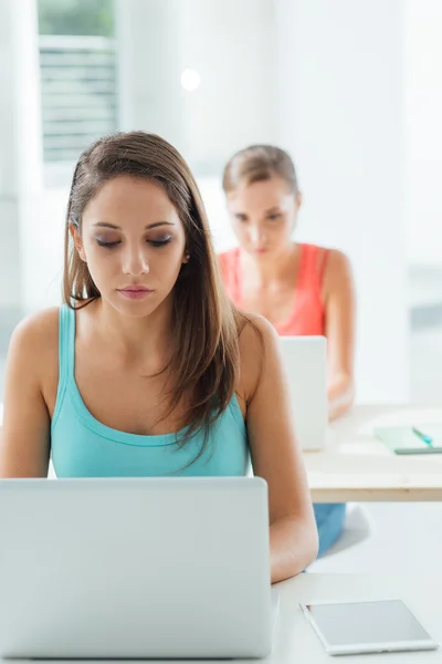 Student som använder bärbara datorer i klassrummet — Stockfoto