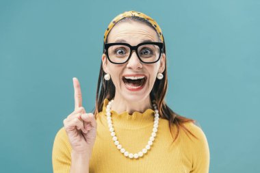 Neşeli retro tarzı kadın gülümseyen ve işaret eden, fikirler ve reklam konsepti