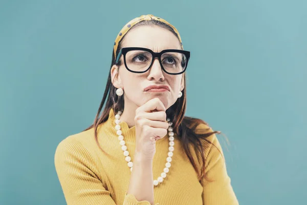 Confusa Donna Indifesa Pensando Con Mano Sul Mento Sta Prendendo — Foto Stock