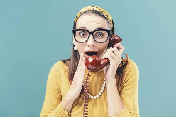 Kobieta Słuchająca Ciekawych Plotek Przez Telefon Jest Zaskoczona Dysząca — Zdjęcie stockowe
