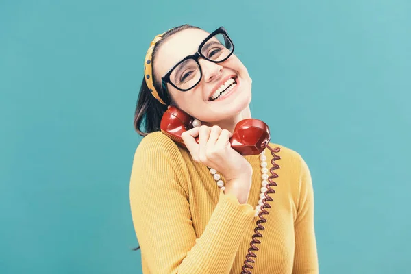 Mulher Alegre Estilo Vintage Telefone Ela Está Segurando Receptor Sorrindo — Fotografia de Stock