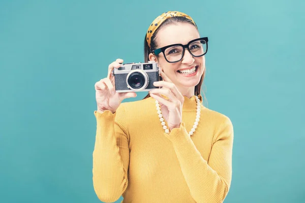 Feliz Mulher Estilo Retro Segurando Uma Câmera Vintage Sorrindo — Fotografia de Stock