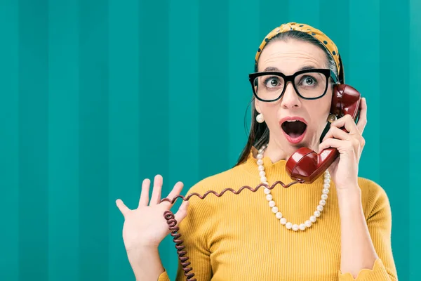 Donna Che Ascolta Pettegolezzi Interessanti Telefono Sorpresa Ansimante — Foto Stock