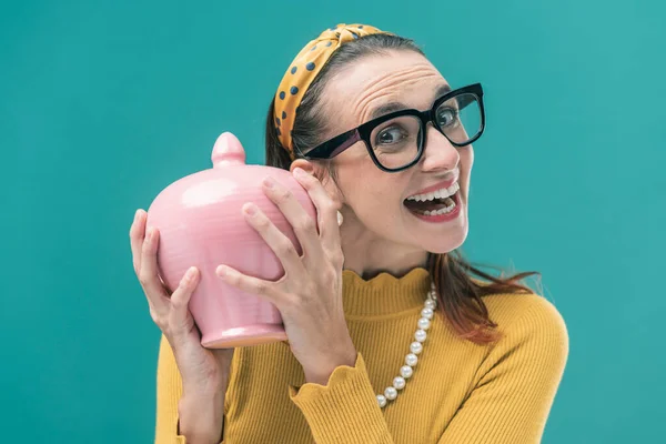 Mulher Feliz Segurando Uma Caixa Dinheiro Completo Poupança Conceito Investimentos — Fotografia de Stock