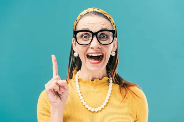 Mulher Alegre Estilo Retro Sorrindo Apontando Para Cima Ideias Conceito — Fotografia de Stock