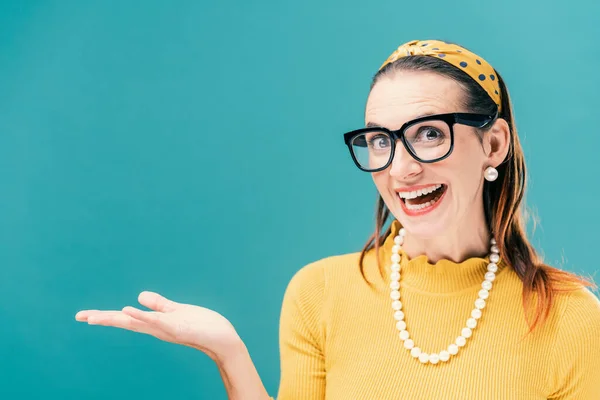 Mulher Alegre Sorrindo Mostrando Algo Seu Lado Conceito Marketing Propaganda — Fotografia de Stock