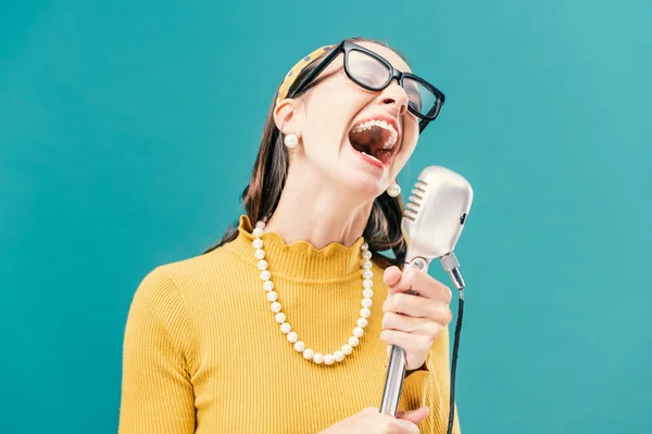 Femme Style Vintage Chantant Avec Microphone Elle Crie Haute Voix — Photo