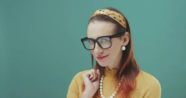 Atractiva Mujer Estilo Vintage Con Gafas Sonriendo Cámara —  Fotos de Stock