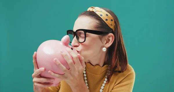 Mulher Feliz Beijando Uma Caixa Dinheiro Poupança Conceito Investimentos Bem — Fotografia de Stock