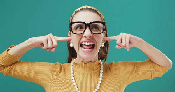 Kindliche Frau Schließt Ihre Ohren Mit Den Fingern Sie Singt — Stockfoto