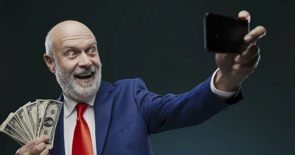 Arrogante Empresario Sosteniendo Dinero Efectivo Tomando Selfies Con Teléfono Inteligente — Foto de Stock