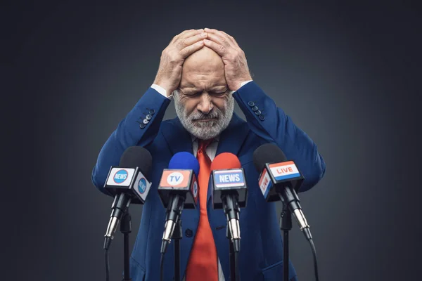 Triste Político Con Cabeza Las Manos Rueda Prensa Siente Confundido —  Fotos de Stock