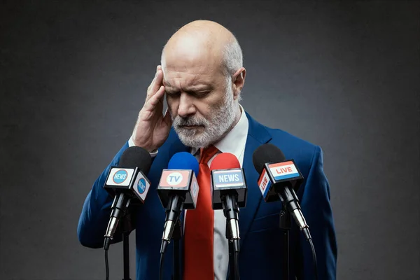 Político Sintiéndose Mal Durante Conferencia Prensa Toca Cabeza —  Fotos de Stock