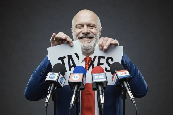 Πολιτικός Σχίζει Μια Πινακίδα Την Έννοια Των Φόρων Φορολογική Περικοπή — Φωτογραφία Αρχείου