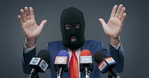 Político Criminoso Vestindo Uma Balaclava Conversando Com Mídia Ele Está — Fotografia de Stock