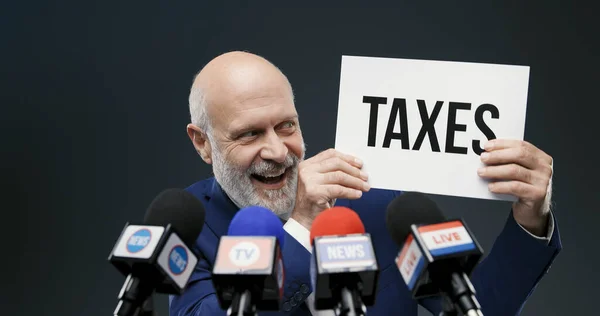 Aggressiv Böser Politiker Mit Einem Schild Mit Steuerkonzept Während Einer — Stockfoto