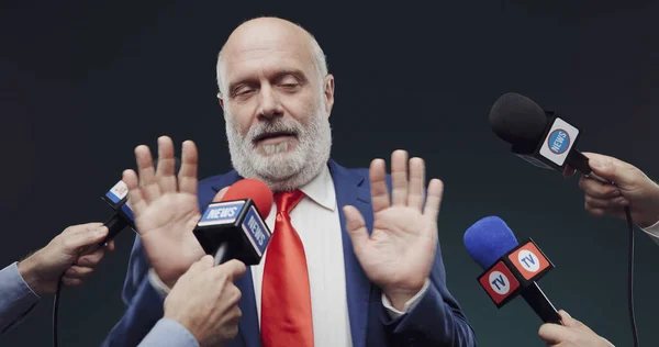 Självsäker Politiker Pratar Med Media Han Står Framför Mikrofonerna Och — Stockfoto