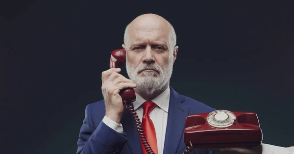 Politicus Ontvangt Een Belangrijk Telefoontje Hij Houdt Ontvanger Vast Luistert — Stockfoto